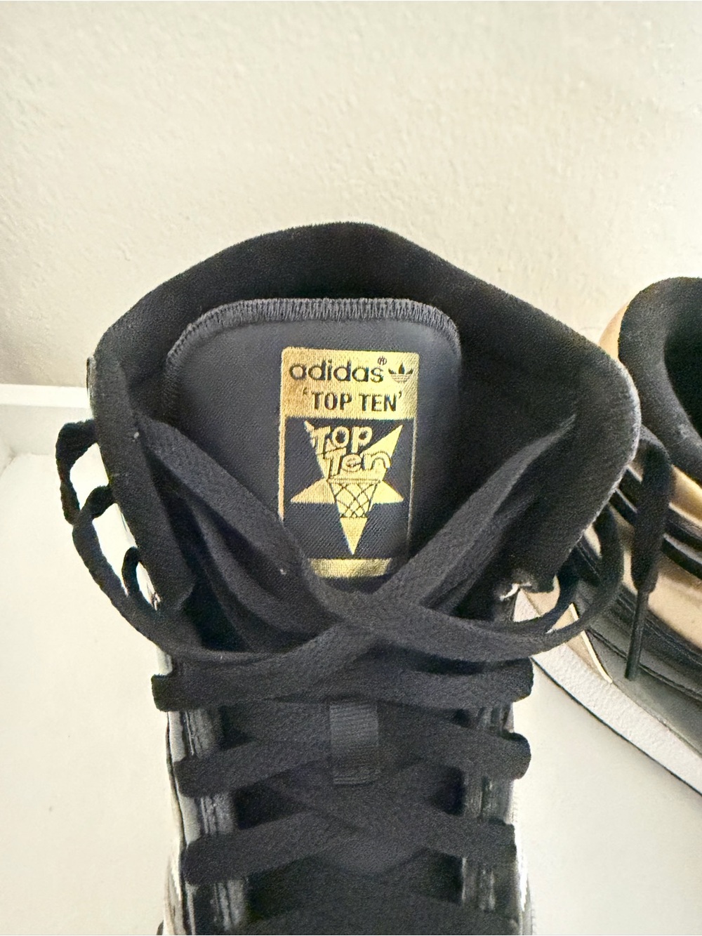 adidas Men’s High-Top Sneakers in Black, Gold and White 10.5 - Picture 6 of 6